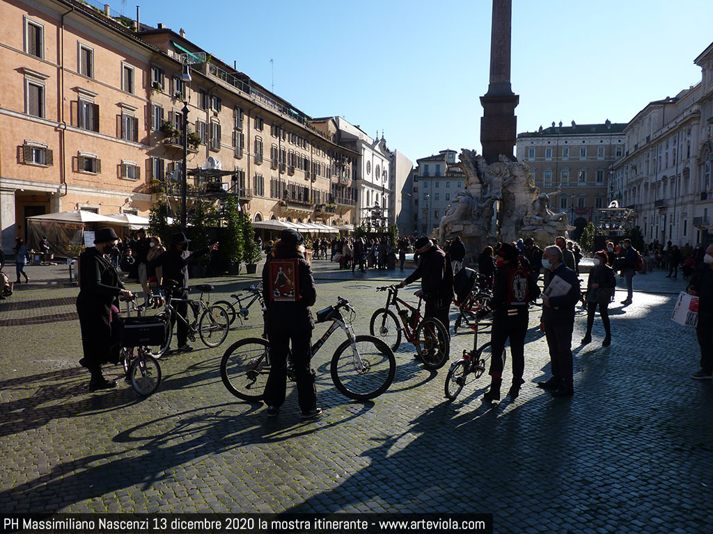 piazza Navona -la mostra itinerante -  l'arte al tempo del covid - viola di massimo