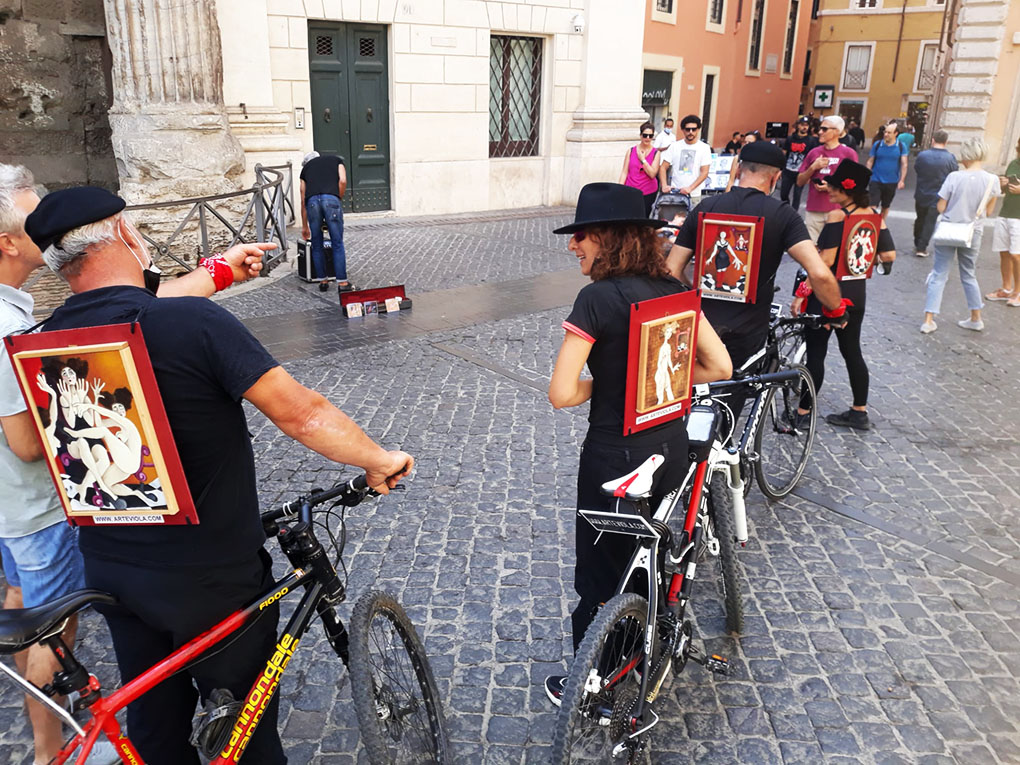 la mostra itinerante viola di massimo